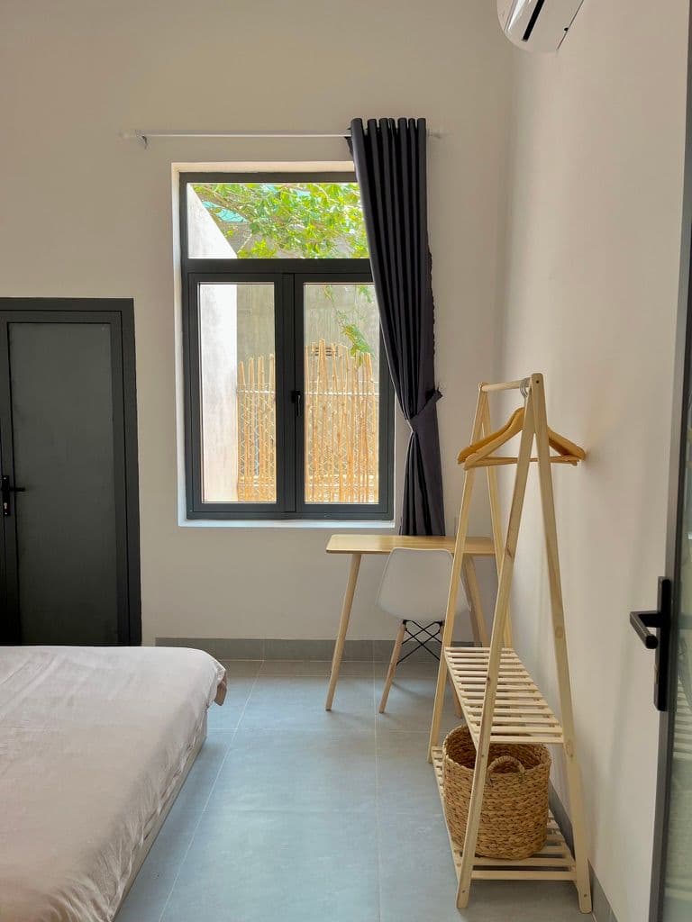 Cửa sổ view vườn · Góc làm việc